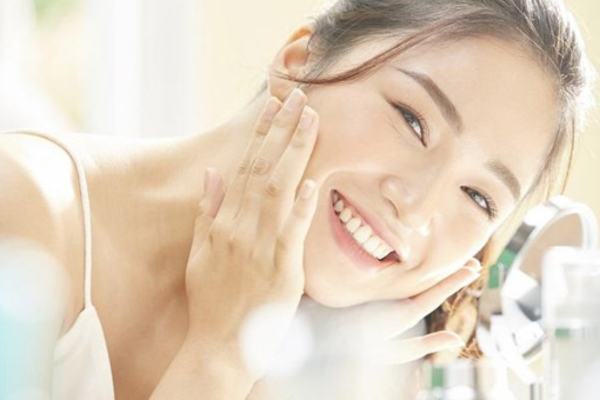 Dân văn phòng nên uống nước như thế nào để giữ dáng và đẹp da